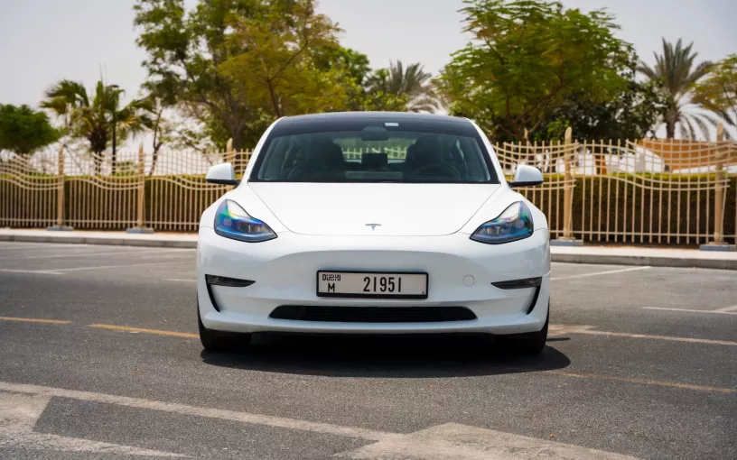 Tesla Model 3 (Blanc), 2023 &agrave; louer &agrave; Abu Dhabi