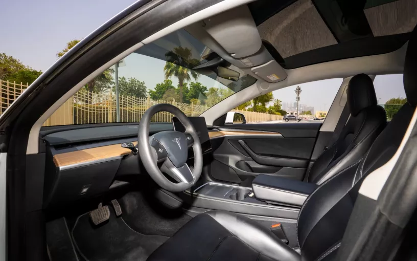 Tesla Model 3 (Blanc), 2023 &agrave; louer &agrave; Abu Dhabi