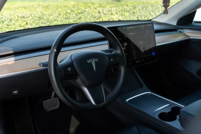 在迪拜 租 特斯拉Model 3 (白色), 2023