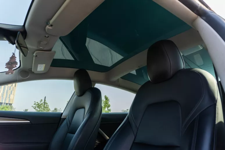 在迪拜 租 特斯拉Model 3 (白色), 2023