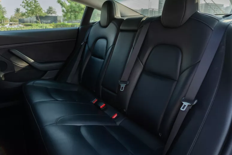 在迪拜 租 特斯拉Model 3 (白色), 2023
