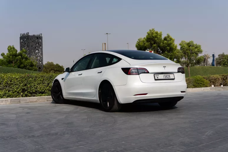 在迪拜 租 特斯拉Model 3 (白色), 2023