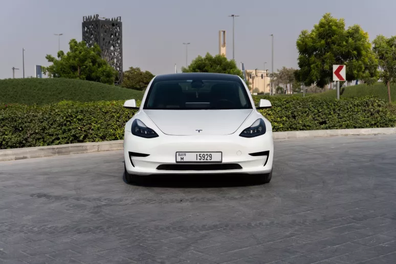 在迪拜 租 特斯拉Model 3 (白色), 2023