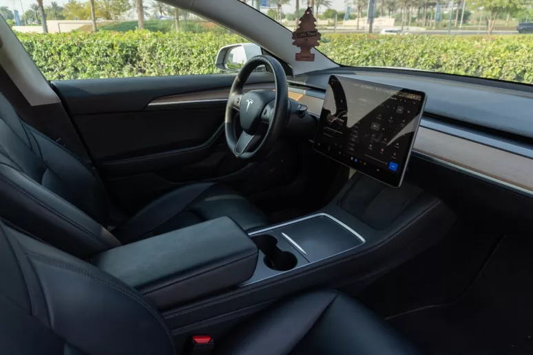 在迪拜 租 特斯拉Model 3 (白色), 2023