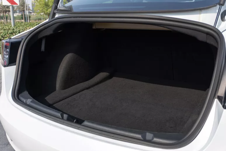 在迪拜 租 特斯拉Model 3 (白色), 2023