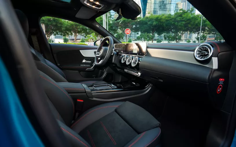 Dubai'de kiralık Mercedes CLA200 (Mavi), 2026