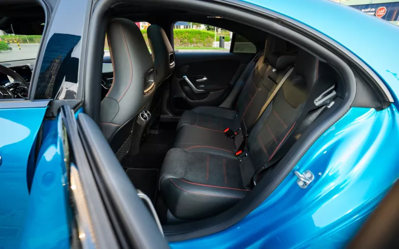 Dubai'de kiralık Mercedes CLA200 (Mavi), 2026