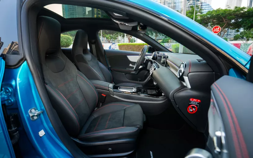 Dubai'de kiralık Mercedes CLA200 (Mavi), 2026