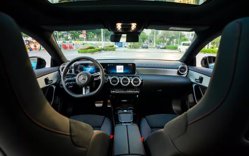 Dubai'de kiralık Mercedes CLA200 (Mavi), 2026