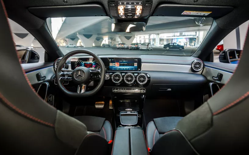 Dubai'de kiralık Mercedes CLA200 (Mavi), 2026