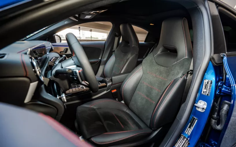 Dubai'de kiralık Mercedes CLA200 (Mavi), 2026