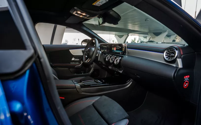 Dubai'de kiralık Mercedes CLA200 (Mavi), 2026