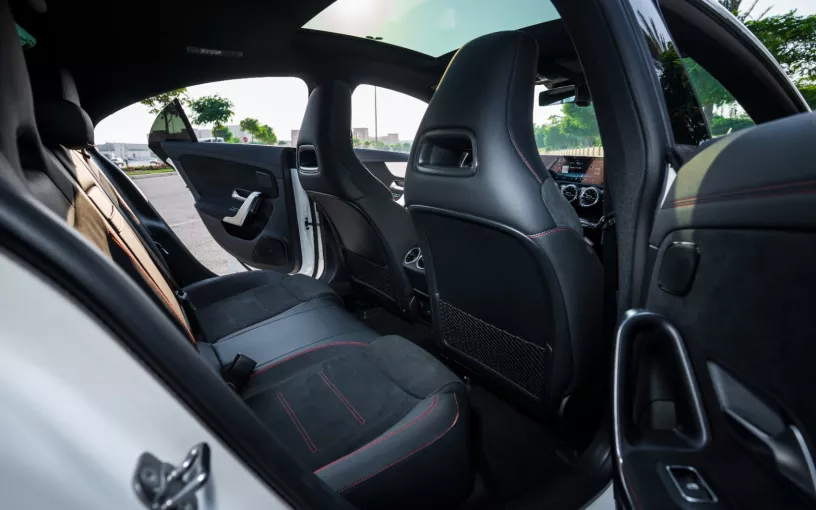 Şarika'de kiralık Mercedes CLA200 (Beyaz), 2026
