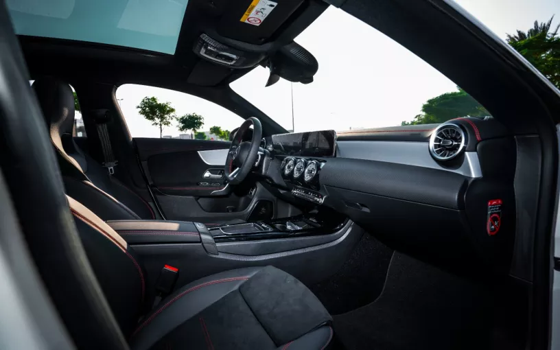 Şarika'de kiralık Mercedes CLA200 (Beyaz), 2026