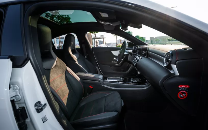Şarika'de kiralık Mercedes CLA200 (Beyaz), 2026