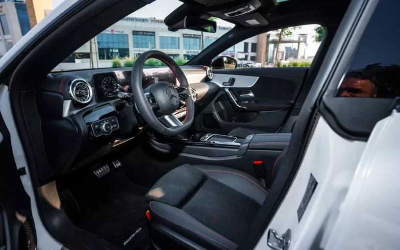 Şarika'de kiralık Mercedes CLA200 (Beyaz), 2026