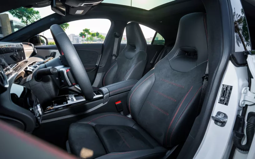 Şarika'de kiralık Mercedes CLA200 (Beyaz), 2026
