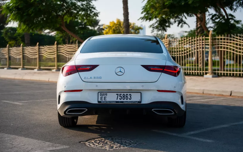 Şarika'de kiralık Mercedes CLA200 (Beyaz), 2026
