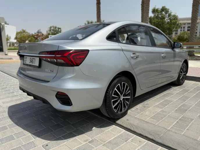 在迪拜 租 MG5 (灰色), 2026