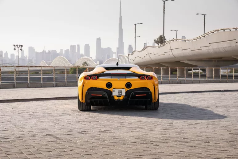 在迪拜 租 法拉利SF90 Stradale (黄色), 2023