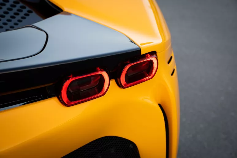 在迪拜 租 法拉利SF90 Stradale (黄色), 2023