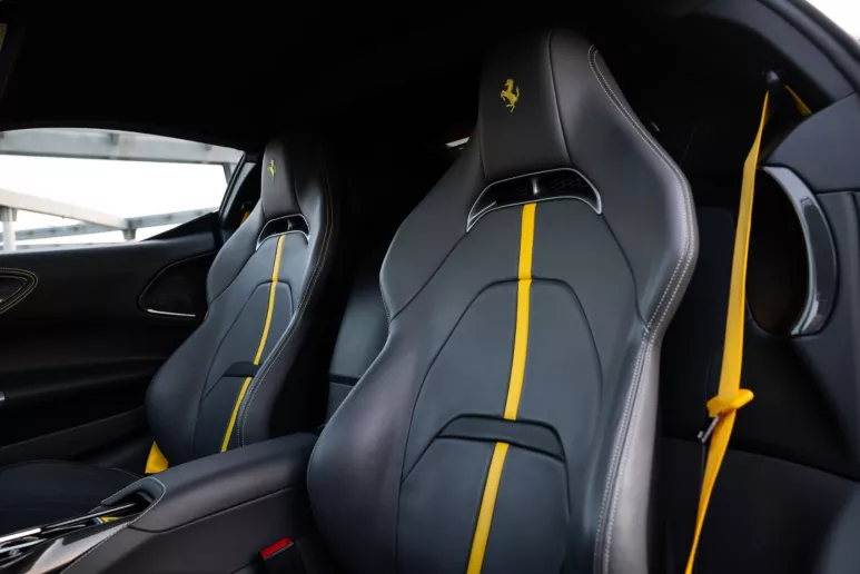 在迪拜 租 法拉利SF90 Stradale (黄色), 2023