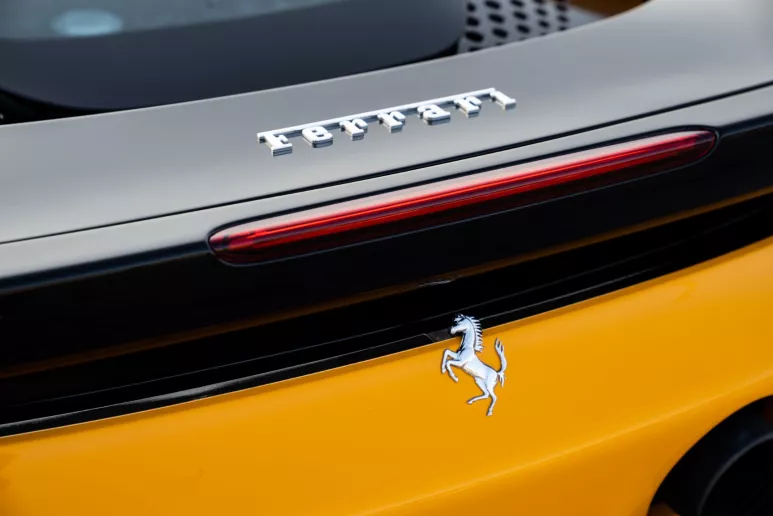 在迪拜 租 法拉利SF90 Stradale (黄色), 2023