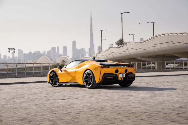在迪拜 租 法拉利SF90 Stradale (黄色), 2023