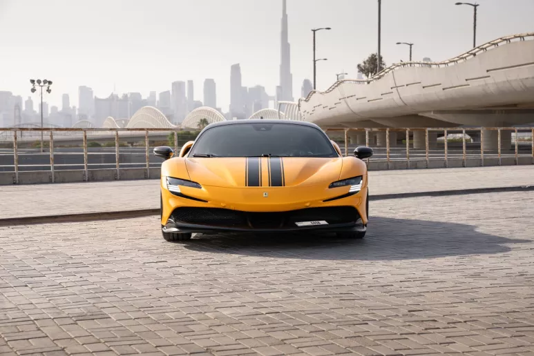 在迪拜 租 法拉利SF90 Stradale (黄色), 2023