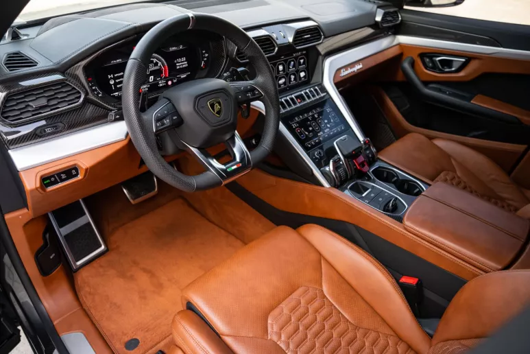 Dubai'de kiralık Lamborghini Urus (Mavi), 2021