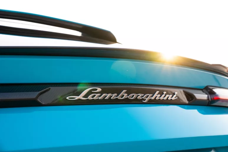 Dubai'de kiralık Lamborghini Urus (Mavi), 2021