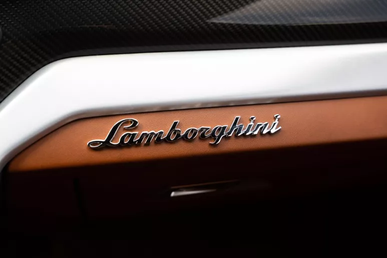 Dubai'de kiralık Lamborghini Urus (Mavi), 2021