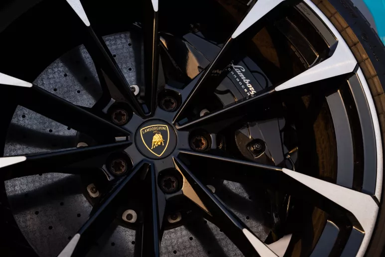Dubai'de kiralık Lamborghini Urus (Mavi), 2021