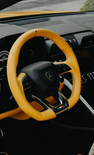 Lamborghini Urus (Jaune), 2019 &agrave; louer &agrave; Sharjah