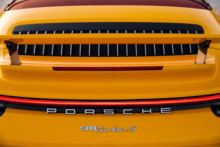 Porsche 911 Carrera (Amarillo), 2024 para alquiler en Dub&aacute;i