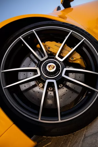 Porsche 911 Carrera (Amarillo), 2024 para alquiler en Dub&aacute;i