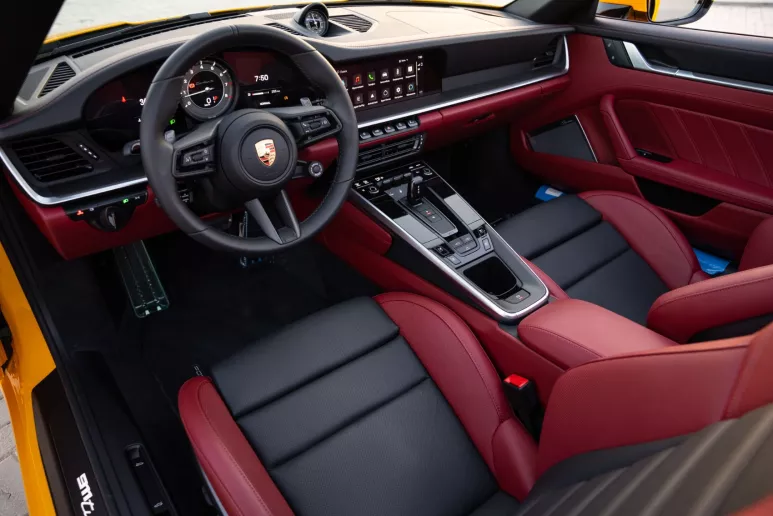 Porsche 911 Carrera (Amarillo), 2024 para alquiler en Dub&aacute;i