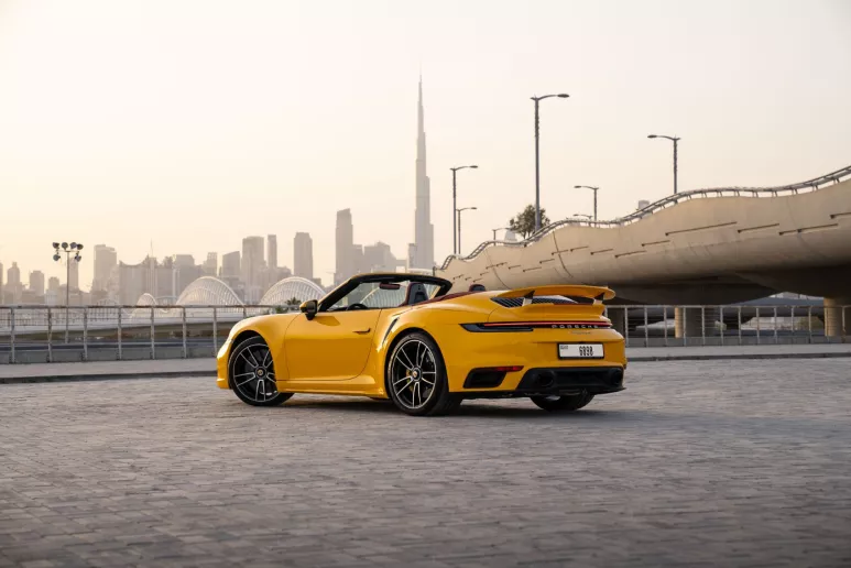 Porsche 911 Carrera (Amarillo), 2024 para alquiler en Dub&aacute;i