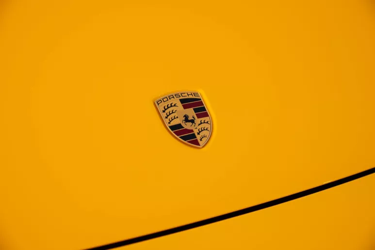 Porsche 911 Carrera (Amarillo), 2024 para alquiler en Dub&aacute;i