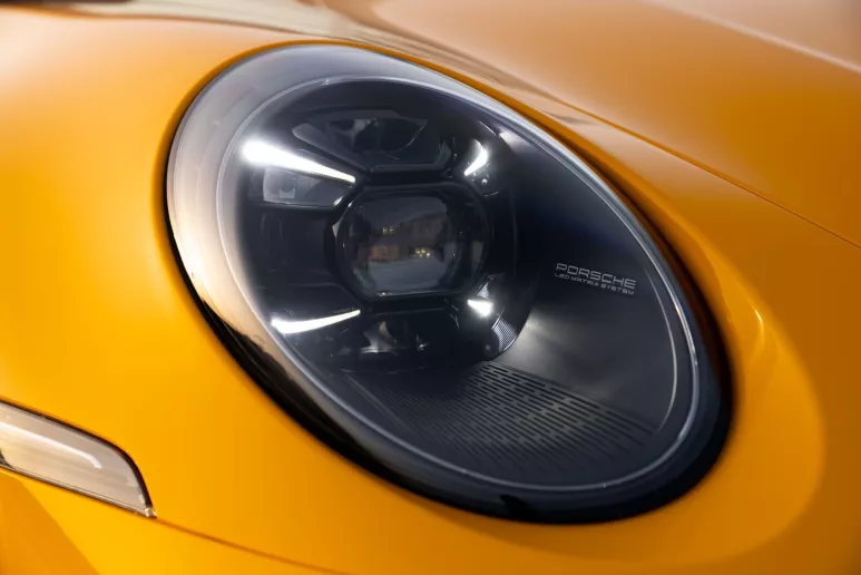 Porsche 911 Carrera (Amarillo), 2024 para alquiler en Dub&aacute;i