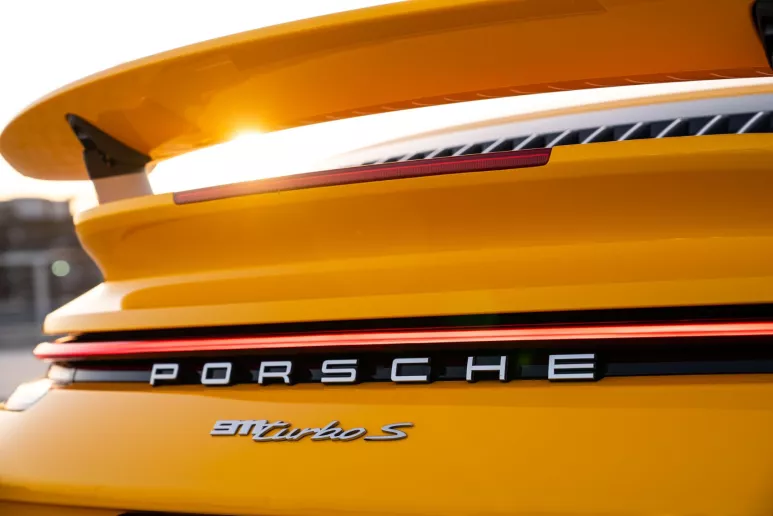 Porsche 911 Carrera (Amarillo), 2024 para alquiler en Dub&aacute;i