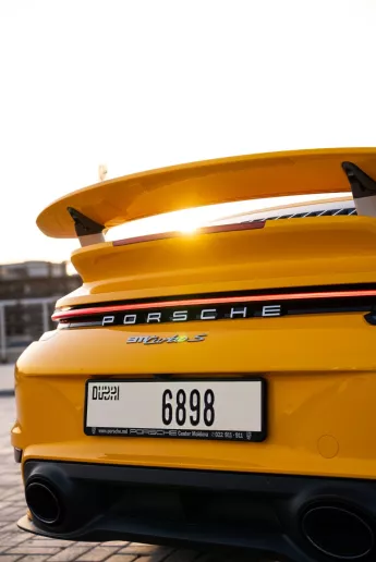 Porsche 911 Carrera (Amarillo), 2024 para alquiler en Dub&aacute;i