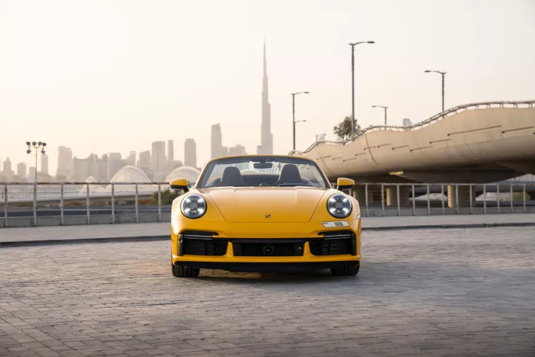 Porsche 911 Carrera (Amarillo), 2024 para alquiler en Dub&aacute;i