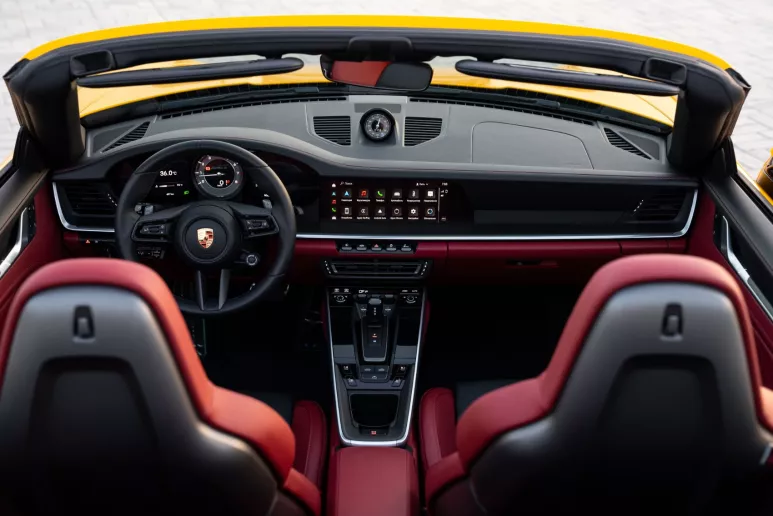 Porsche 911 Carrera (Amarillo), 2024 para alquiler en Dub&aacute;i