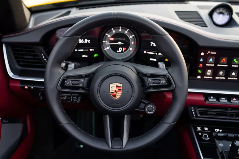 Porsche 911 Carrera (Amarillo), 2024 para alquiler en Dub&aacute;i