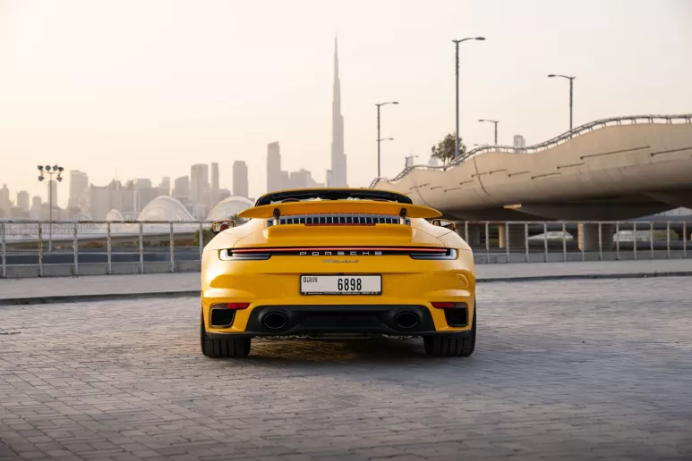 Porsche 911 Carrera (Amarillo), 2024 para alquiler en Dub&aacute;i