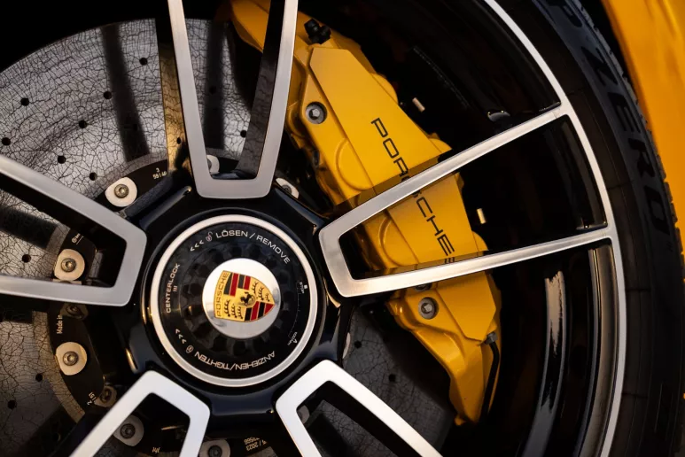 Porsche 911 Carrera (Amarillo), 2024 para alquiler en Dub&aacute;i