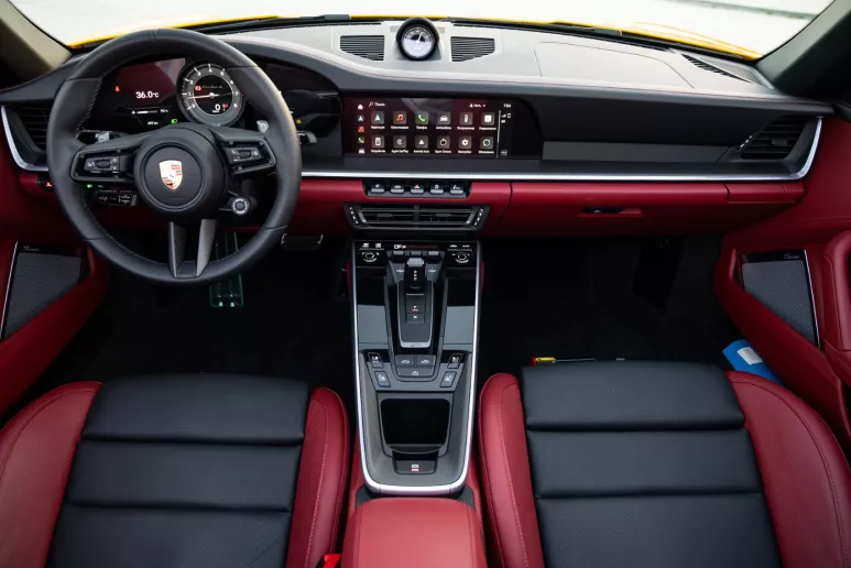 Porsche 911 Carrera (Amarillo), 2024 para alquiler en Dub&aacute;i