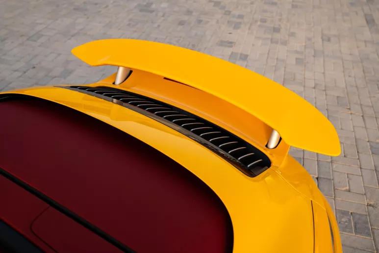 Porsche 911 Carrera (Amarillo), 2024 para alquiler en Dub&aacute;i