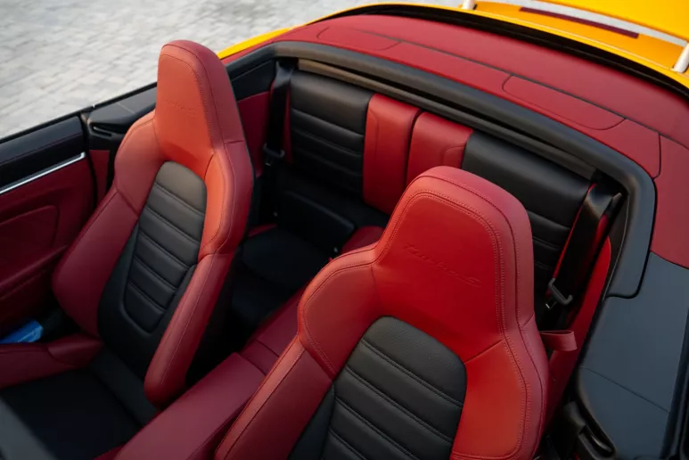 Porsche 911 Carrera (Amarillo), 2024 para alquiler en Dub&aacute;i